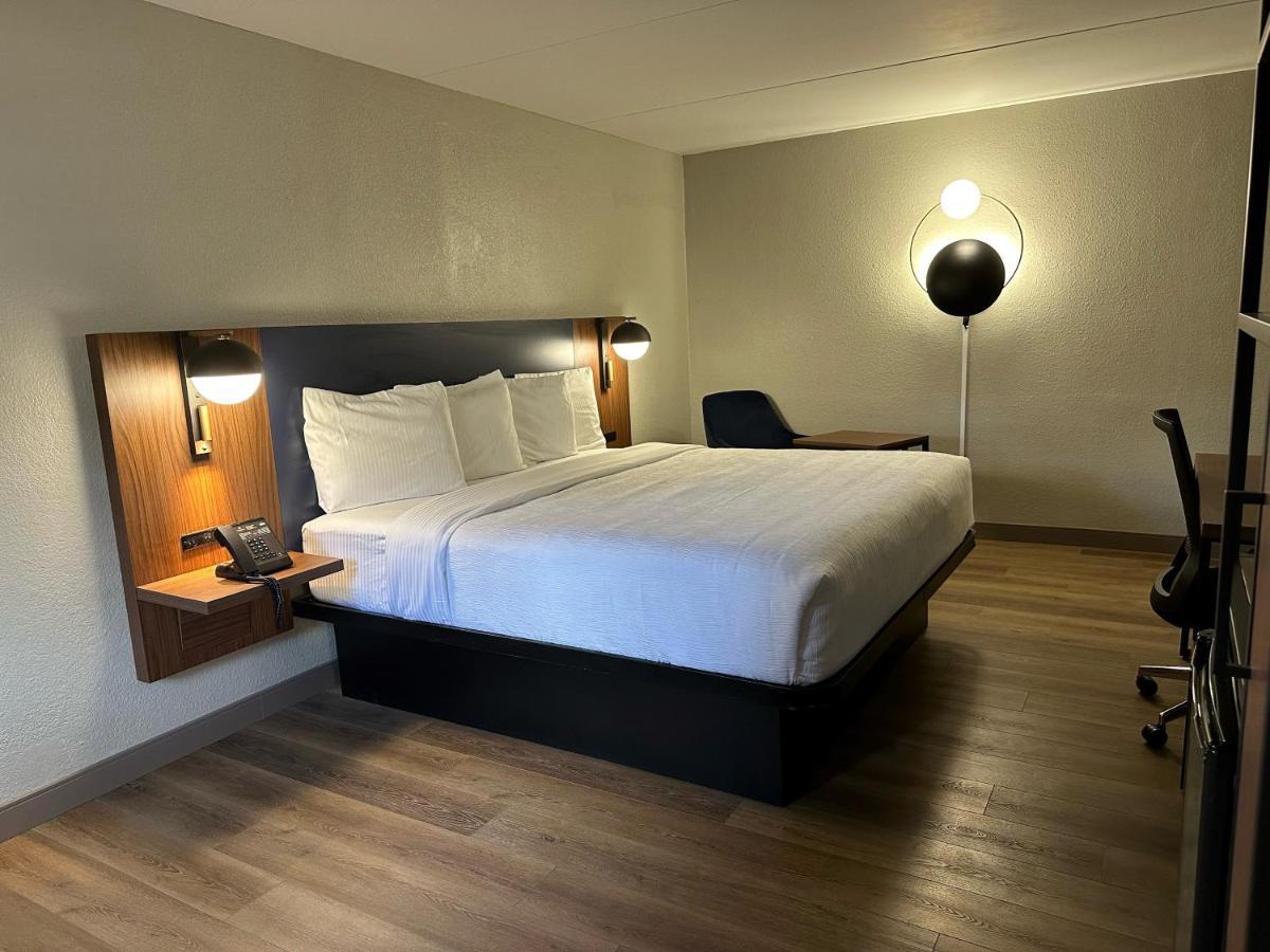 La Quinta Inn By Wyndham Huntsville Research Park Bagian luar foto