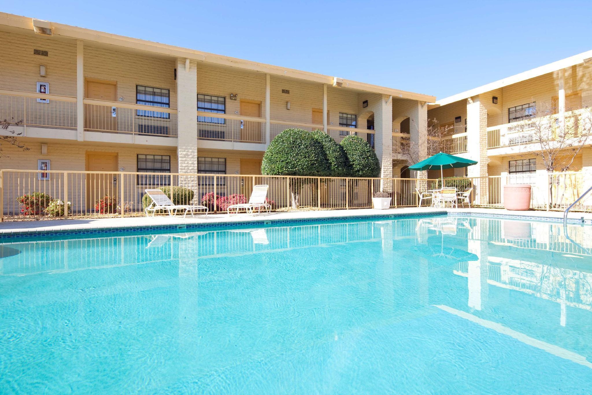 La Quinta Inn By Wyndham Huntsville Research Park Bagian luar foto