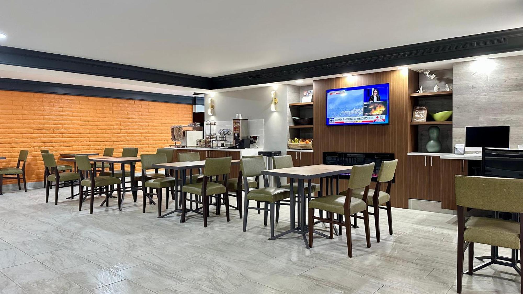 La Quinta Inn By Wyndham Huntsville Research Park Bagian luar foto
