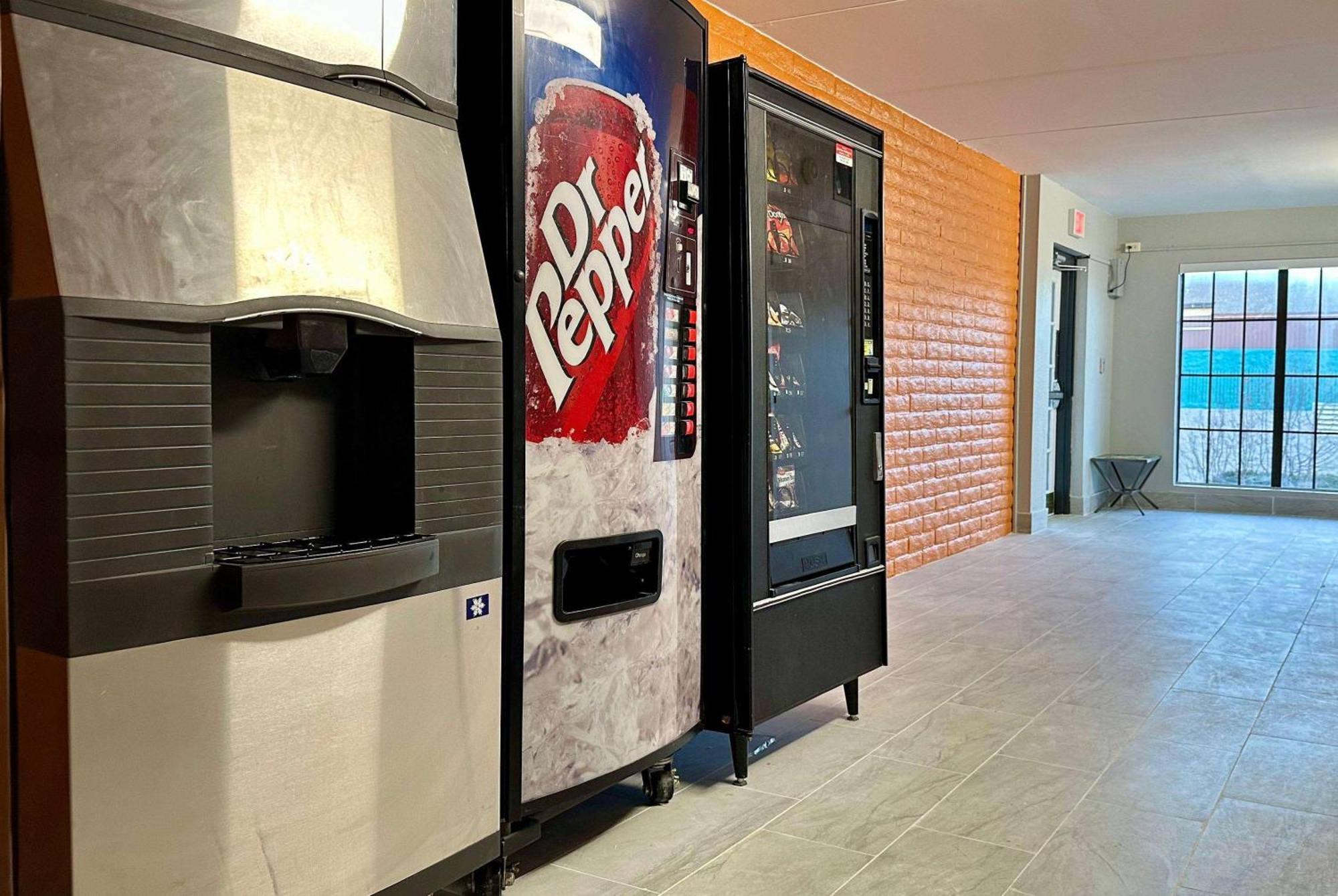 La Quinta Inn By Wyndham Huntsville Research Park Bagian luar foto