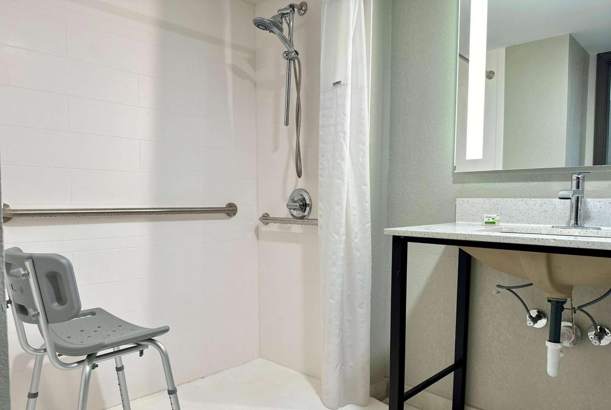 La Quinta Inn By Wyndham Huntsville Research Park Bagian luar foto
