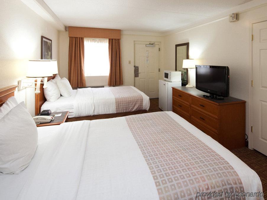 La Quinta Inn By Wyndham Huntsville Research Park Bagian luar foto