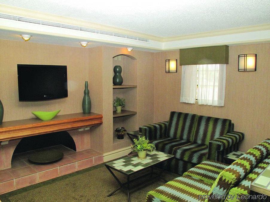 La Quinta Inn By Wyndham Huntsville Research Park Bagian luar foto