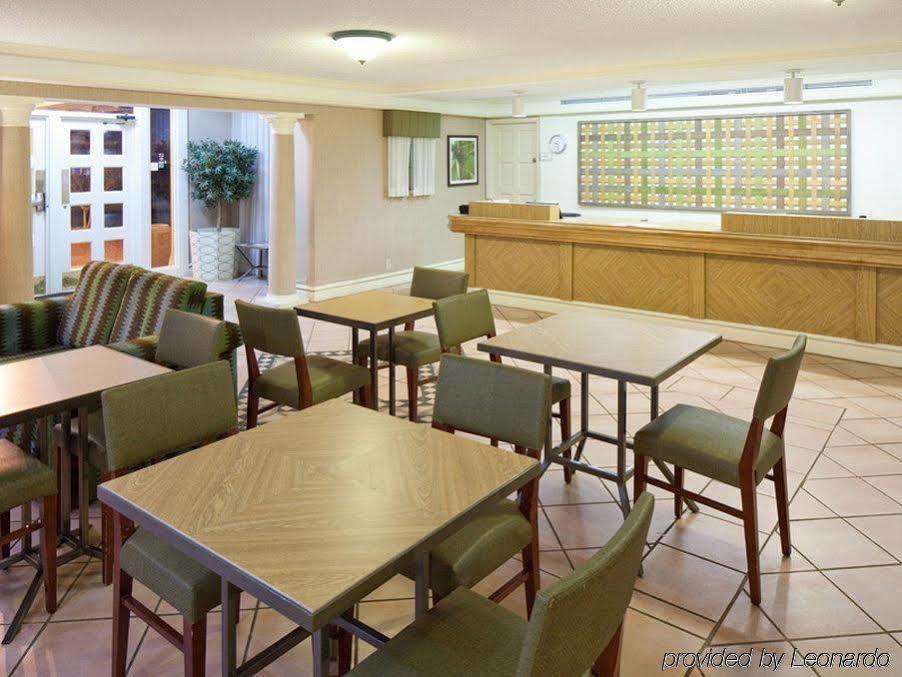 La Quinta Inn By Wyndham Huntsville Research Park Bagian luar foto